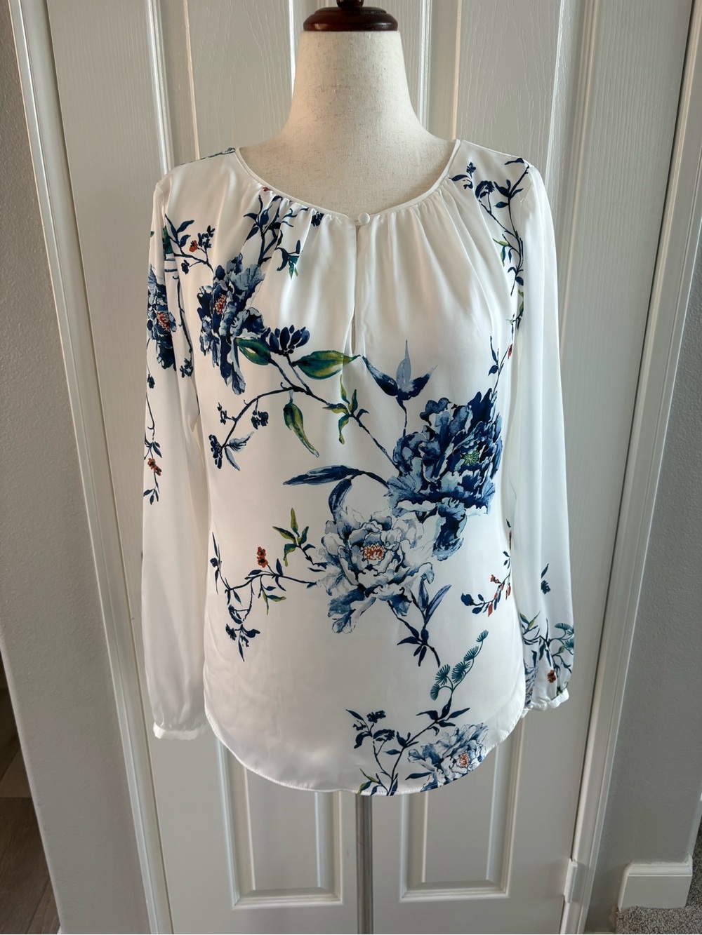 WHBM | Stunning Floral Blouse | White and Blue | Sz 10 | Excellent Condition